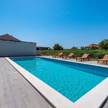 2 With Swimming Pool Nikola Apartman